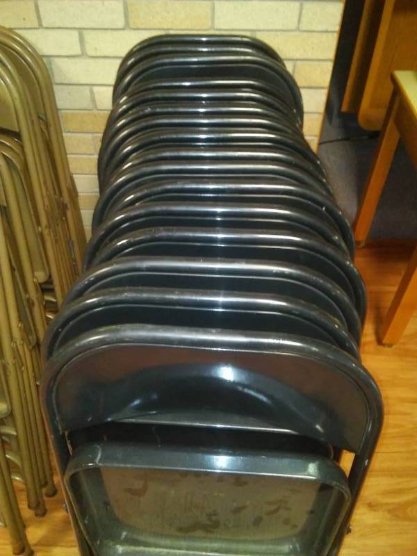 lot 2 image: Folding chairs