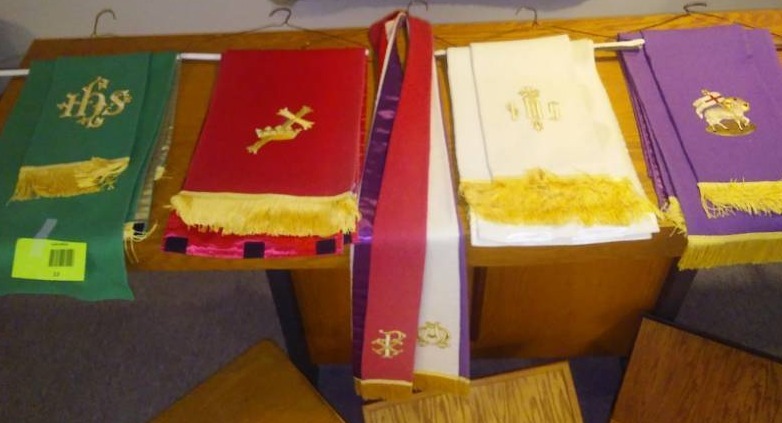 lot 13 image: Altar cloth set.