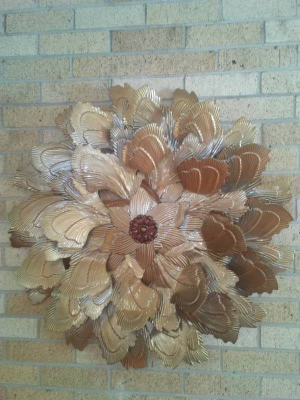 lot 67 image: Metal flower wall decor - 2,