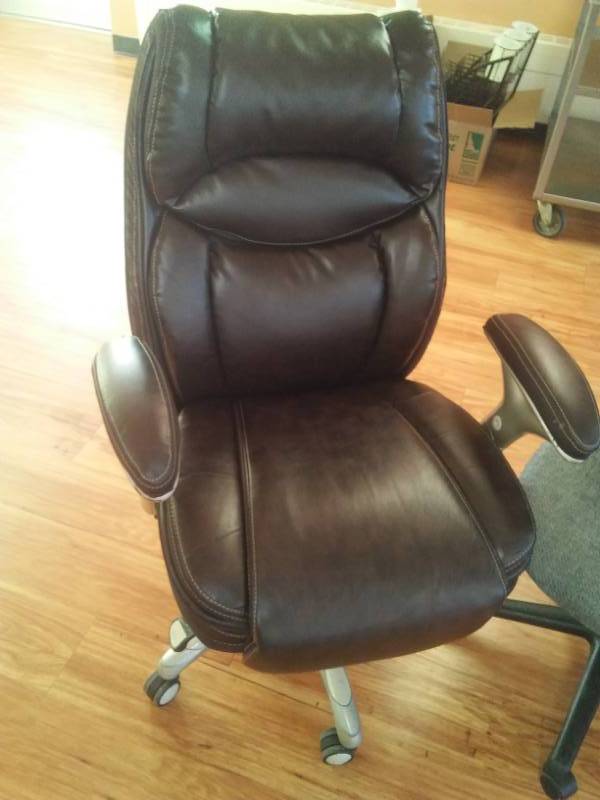 lot 72 image: 5 miscellaneous chairs.