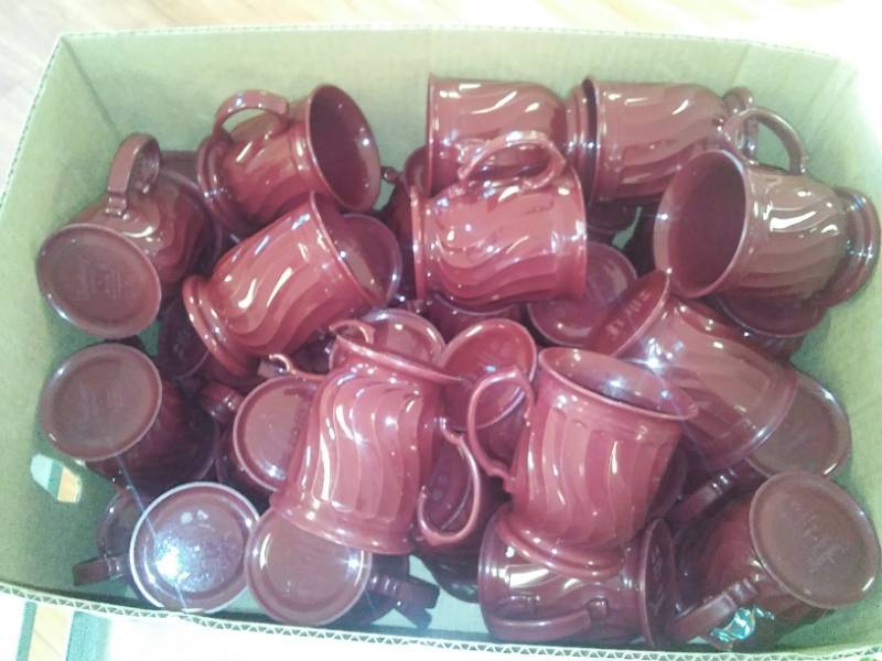 lot 81 image: Turnbury dinex cranberry coffee cups - 42,