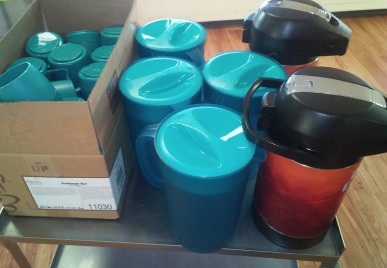 lot 90 image: Aqua blue insulated cups, airpot - water pitchers