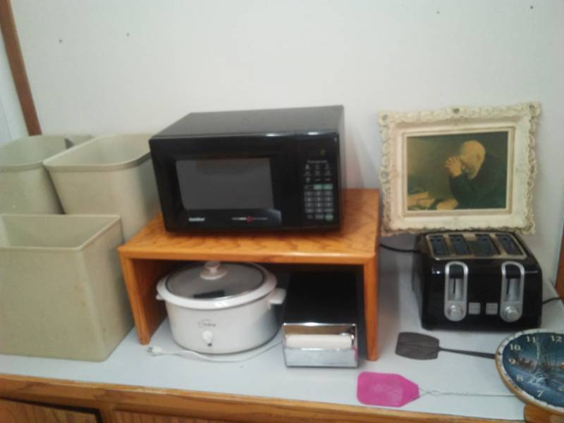 lot 96 image: Miscellaneous small appliances and Decor.