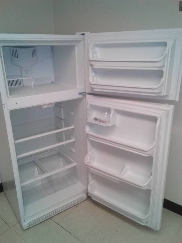 lot 99 image: Crosley refrigerator, reversible doors,