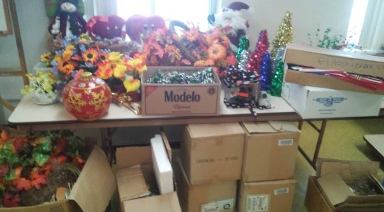 lot 252 image: Giant lot of seasonal Decor.
