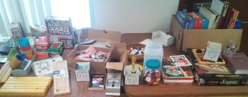 lot 253 image: Large lot of games, cards and more.