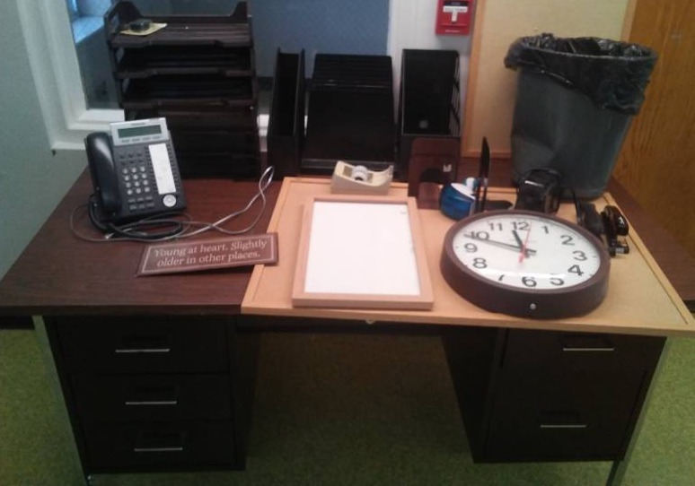 lot 658 image: Office Supplies and desk