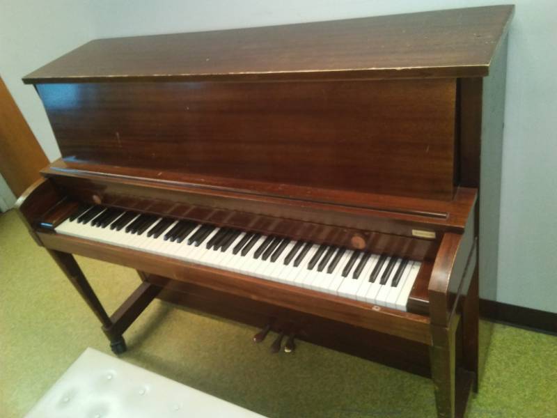 lot 258 image: Baldwin Hamilton Piano.