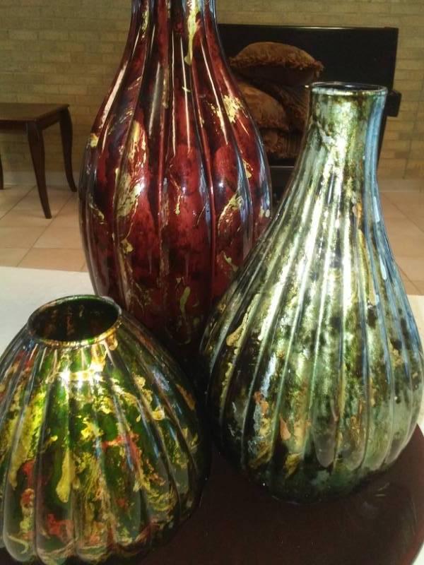 lot 275 image: Home accent decor, vases, dolphin, crosses.