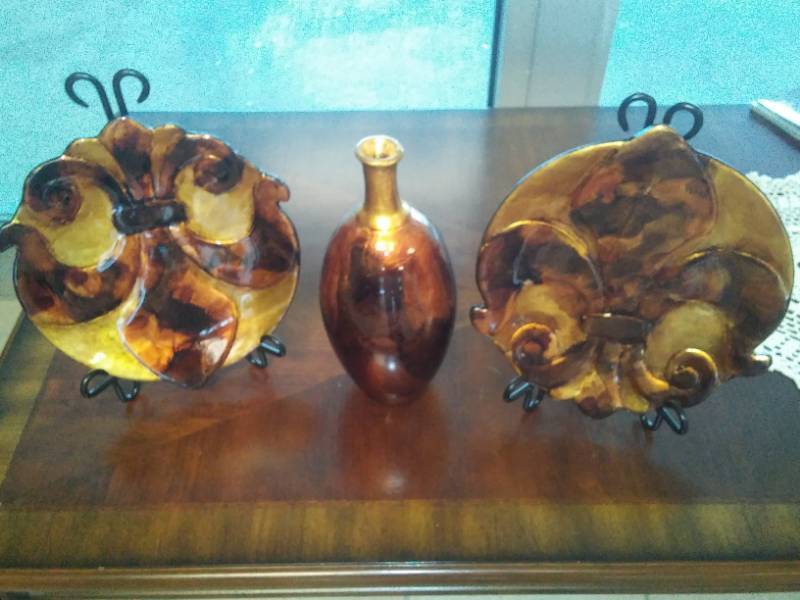 lot 277 image: Home accent decor, 2 Lafleur plates with stands and vase