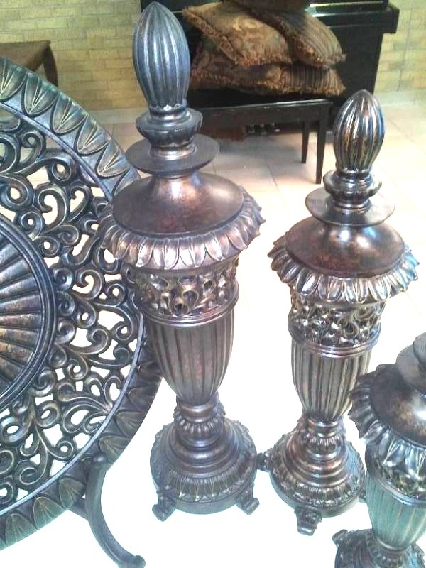 lot 276 image: Home accent decor, platter and lidded vases.
