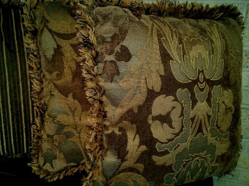 lot 279 image: 7 decorator pillows