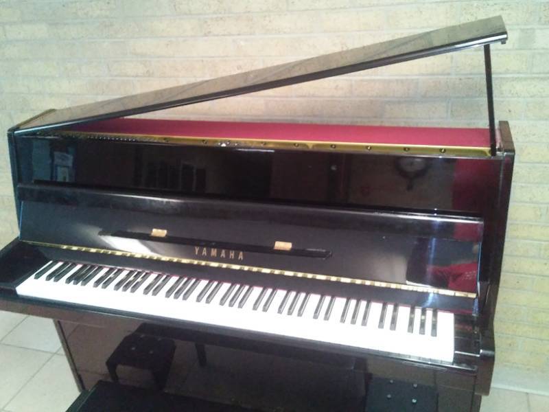 lot 280 image: Yamaha piano with heavy grade piano dolly rollers, $3,000 - $5,000 value