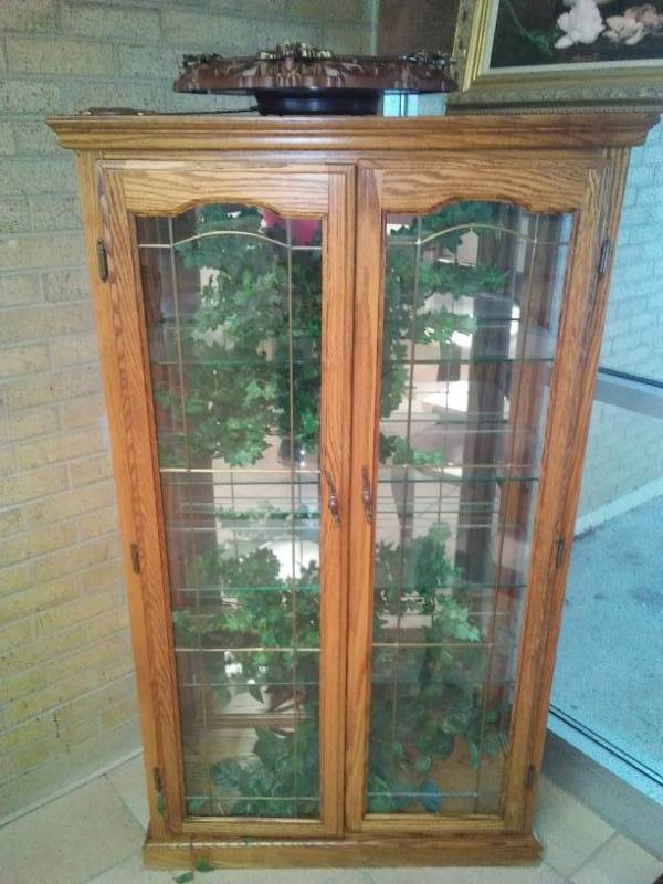 lot 284 image: Oak lighted curio with contents