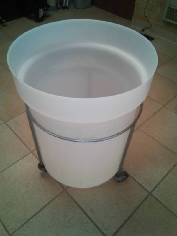 lot 286 image: Rolling can with lid - Linens, trash or more
