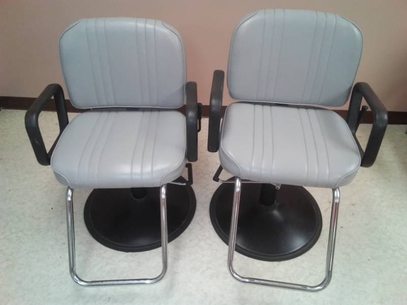 lot 662 image: 2 salon chairs, adjustable height
