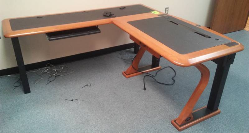 lot 288 image: L shaped desk