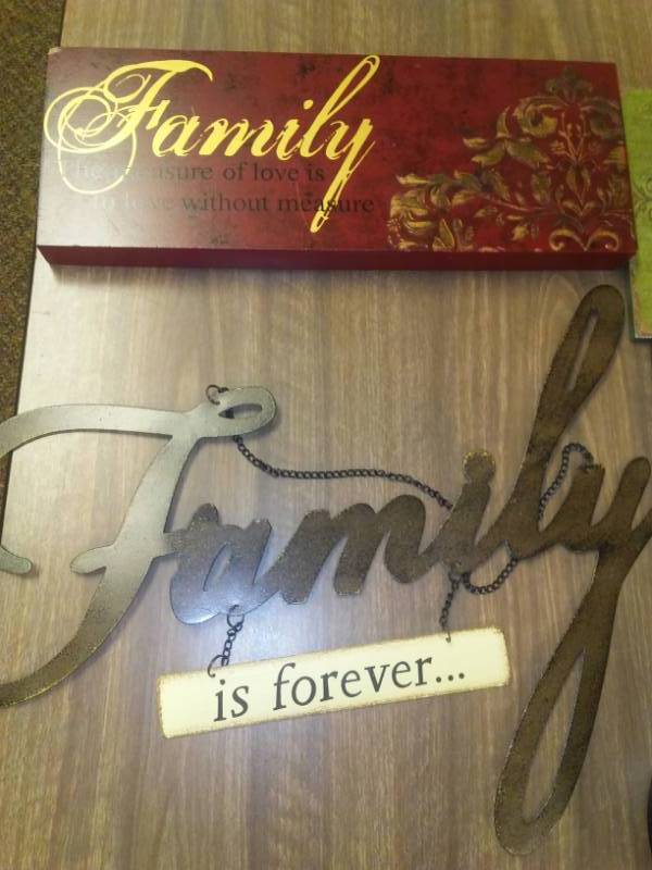 lot 312 image: Wall decor, clock, Family, Faith. 