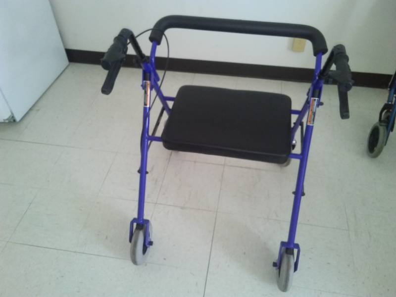lot 112 image: Extra-large Walker on Wheels with seat Invacare
