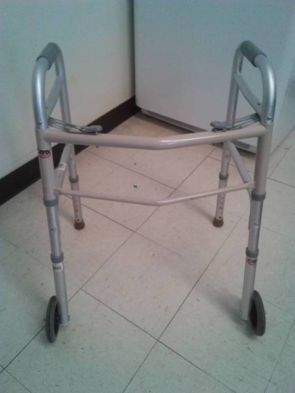 lot 122 image: Aluminum Walker with two wheels