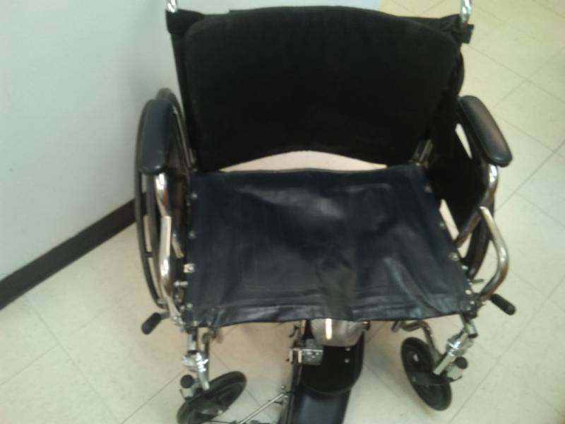 lot 379 image: Medline extra-large wheelchair, 500 lb. capacity,