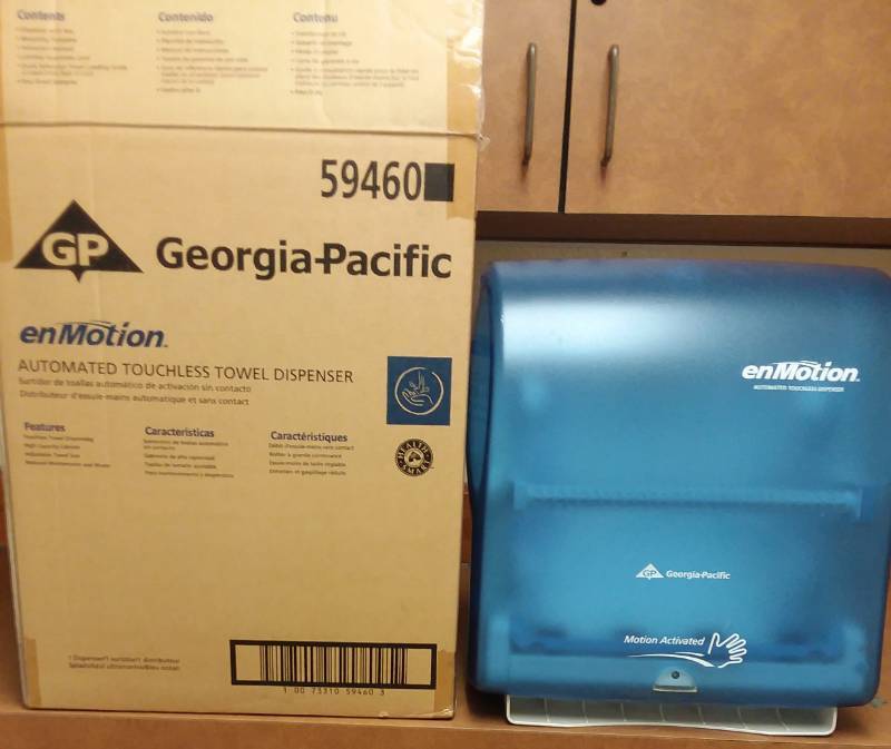 lot 428 image: Georgia Pacific Automatic Paper Towel Dispenser. 1 New in box, one slightly used