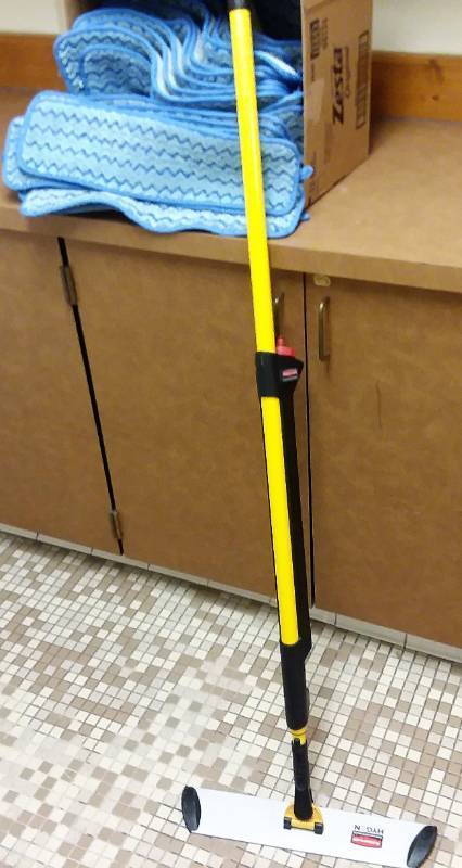 lot 432 image: Rubbermaid Commercial HYGEN WetDry Mop,