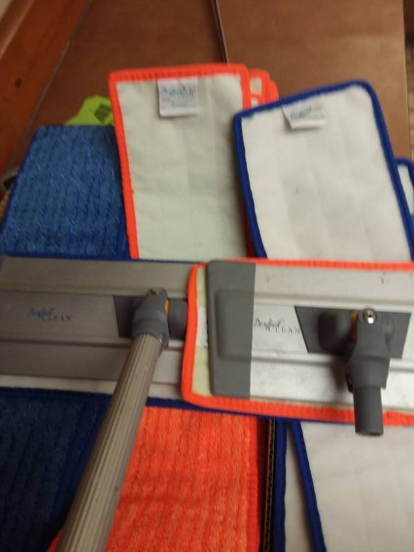 lot 449 image: Perfect Clean Quick Change Telescoping Handle Mop with pads