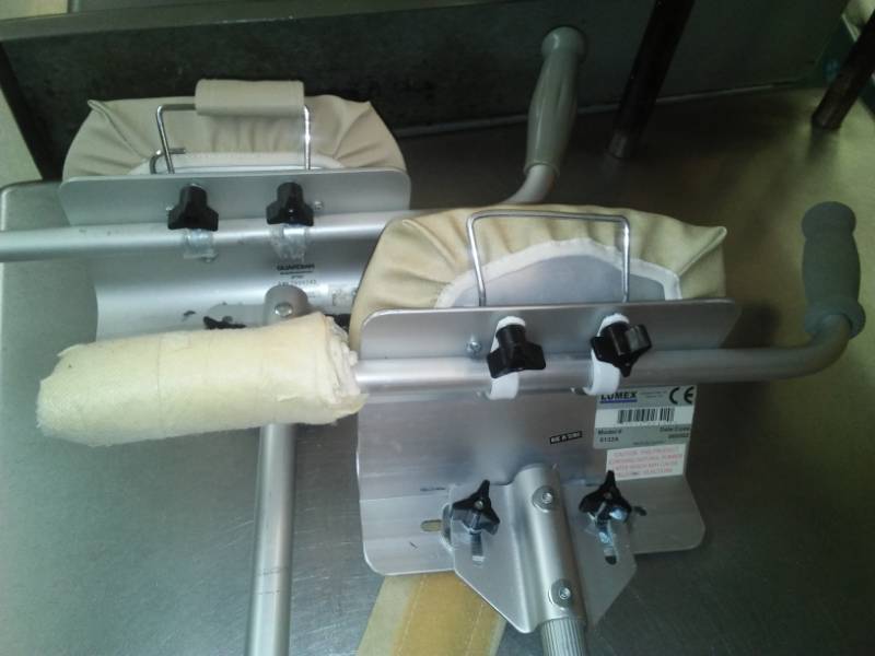 lot 398 image: One Guardian model 07702 and Lumix Model 61328 A Platform Brace Walker support.