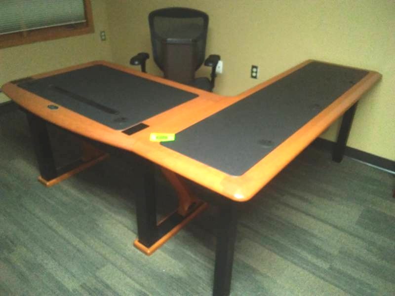 lot 126 image: L shaped desk- Excellent condition 