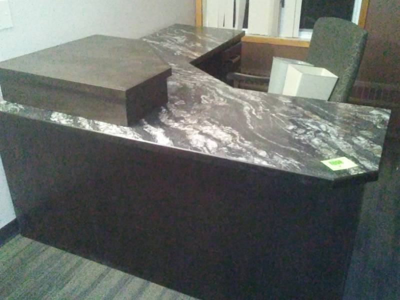 lot 136 image: L shaped desk Workstation custom, 