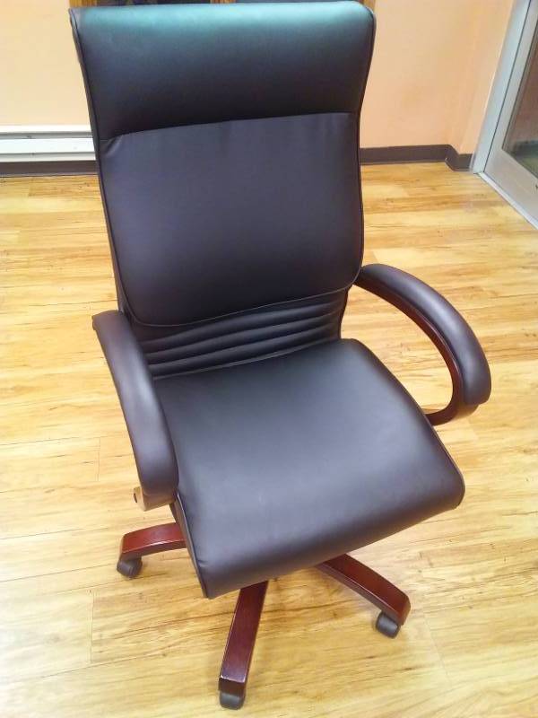 lot 154 image: Boardroom executive desk chair Leather, adjustable-height, tension back, tilt. 