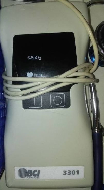 lot 323 image: Miscellaneous medical - otoscope, oxygen sensor, temp sensor and more.