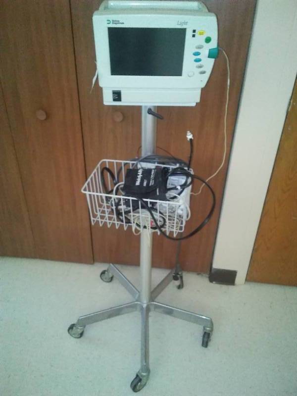lot 327 image: Datex engstrom light monitor. ECG, pulse, temp and blood pressure 
