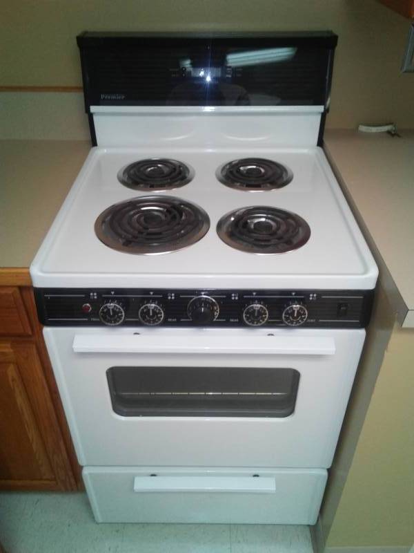 lot 356 image: 24 inch stove by Premiere. Good working condition range, oven, Electric.