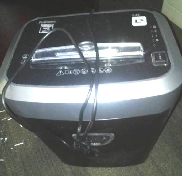 lot 418 image: Fellowes 74c paper shredder. $270 retail.