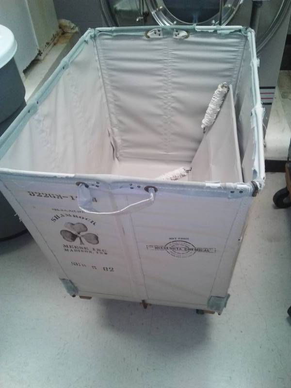 lot 171 image: Heavy Duty Roller Vinyl Roller Bin, Shamrock, with cover,