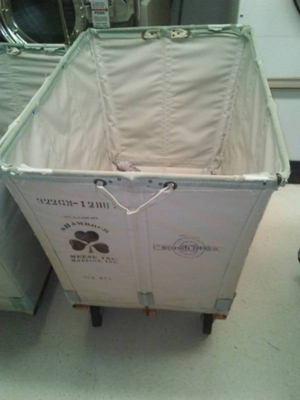 lot 172 image: Heavy Duty Roller Vinyl Roller Bin, Shamrock, with cover,