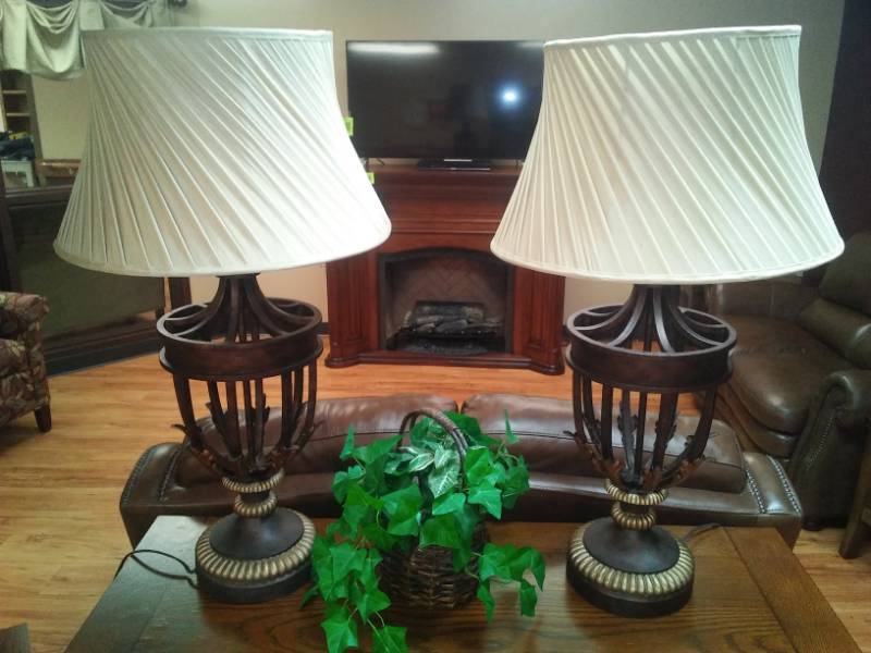 lot 196 image: 2 Metal Table Lamps, 