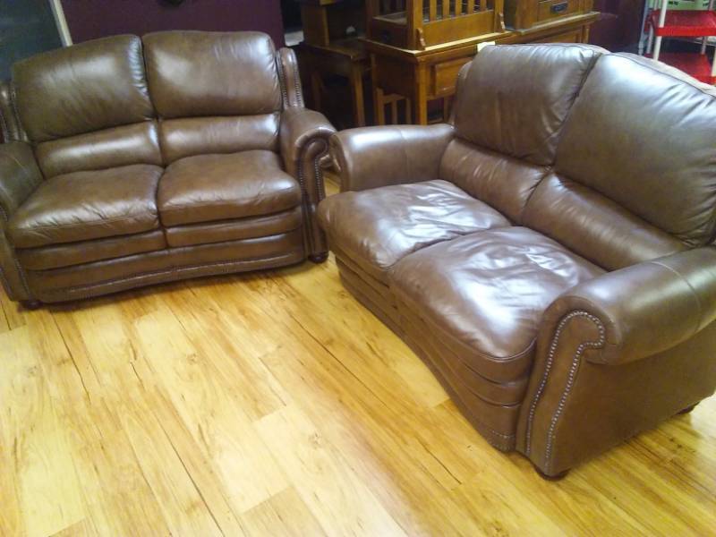 lot 199 image: 2 Leather Love Seats, Brown, 