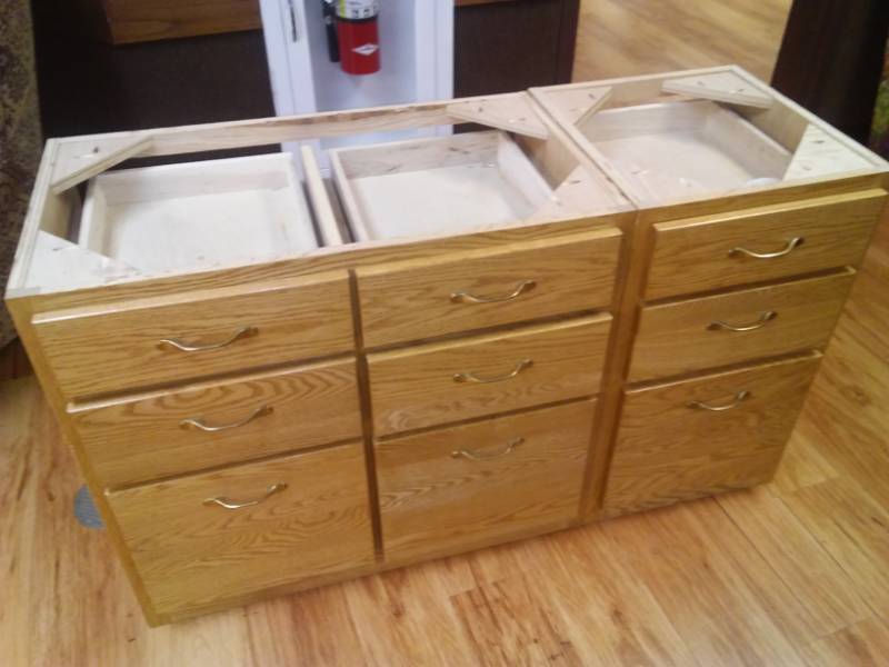 lot 208 image: 2 Oak base 3 drawer cabinets. 