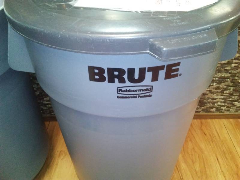 lot 209 image: 3 Rolling Trash Cans, 2 Brute and 1 Rubbermaid 