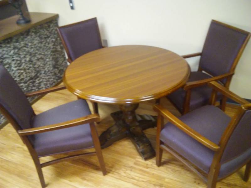 lot 211 image: Game Table and 4 Matching Chairs. Like New
