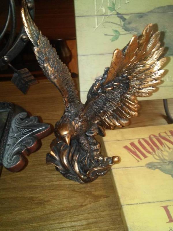 lot 478 image: Miscellaneous decor resin lamp, eagle and more.