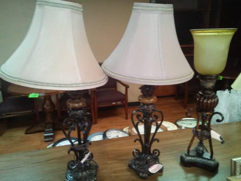 lot 480 image: 3 accent lamps - 2 matching.