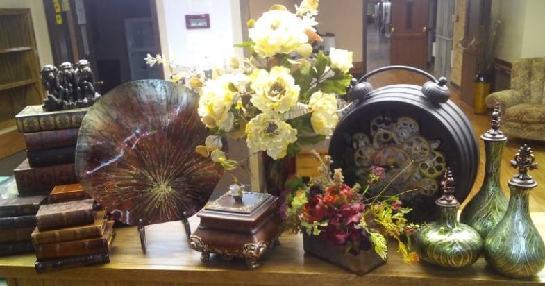 lot 487 image: Miscellaneous home decor - florals, clock, books.