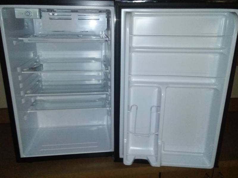 lot 490 image: Mini fridge - stainless front, 4.5 cubic feet, Wellington.