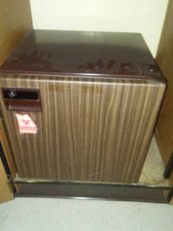 lot 491 image: Mini fridge - dorm size.