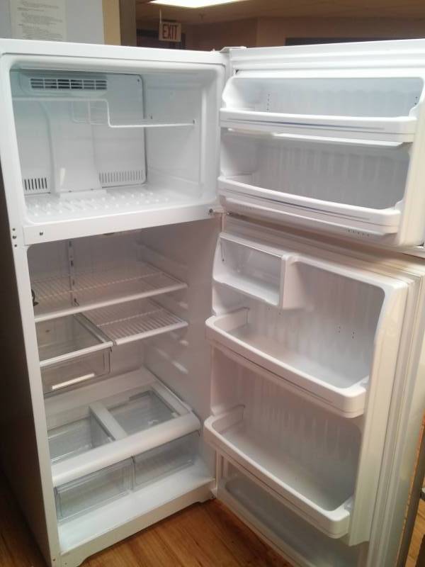 lot 492 image: GE refrigerator, model GTS 18 FB SA RW w.