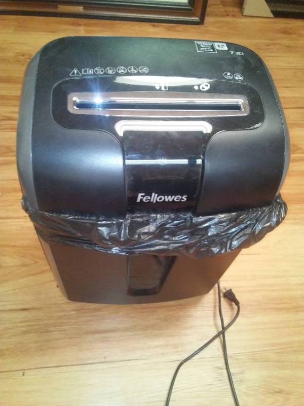 lot 498 image: Fellowes paper shredder, 73ci.